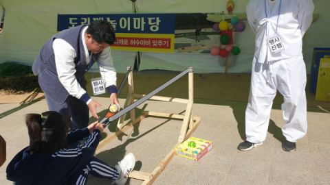 ▲ 군위군 사라온이야기마을이 내년 2월까지 ‘나눔스토리텔링 프로젝트’를 진행한다. 사리온이야기마을을 방문한 한 어린이가 풍선활쏘기에 도전하고 있다.