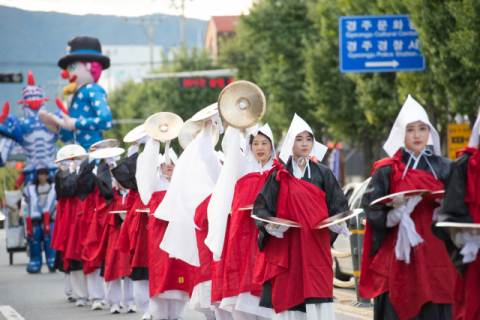 ▲ 경주시가 2일 지난 10월 개최한 제47회 신라문화제에 대한 자체 평가보고회를 가졌다. 사진은 바라춤과 거인 행렬 모습.