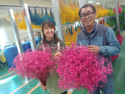 ▲ 박지훈 대표와 아내 신동숙씨가 안개꽃으로 만든 분홍빛 프리저브드를 들고 활짝 웃고 있다.