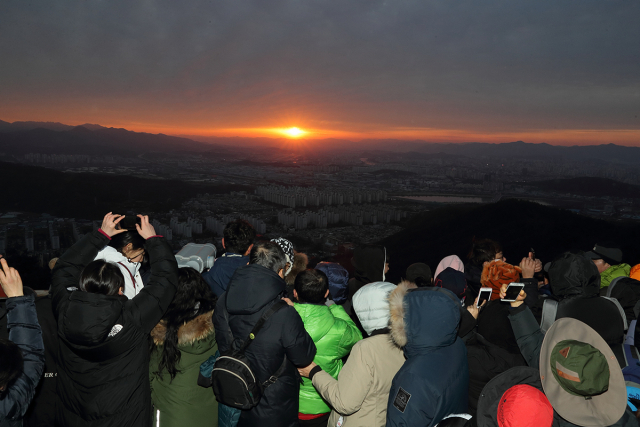 ▲ 2019년 1월1일 대구 북구 함지산에서 열린 해맞이 행사의 모습. 시민들이 일출을 바라보며 한 해의 안녕을 기원하고 있다.
