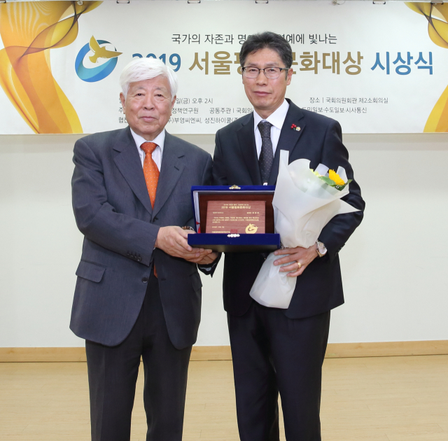 ▲ 조금래(오른쪽) 칠곡군 행정복지국장이 ‘2019 서울평화문화대상’ 시상식에서 ‘행정부문 대상’을 수상했다.