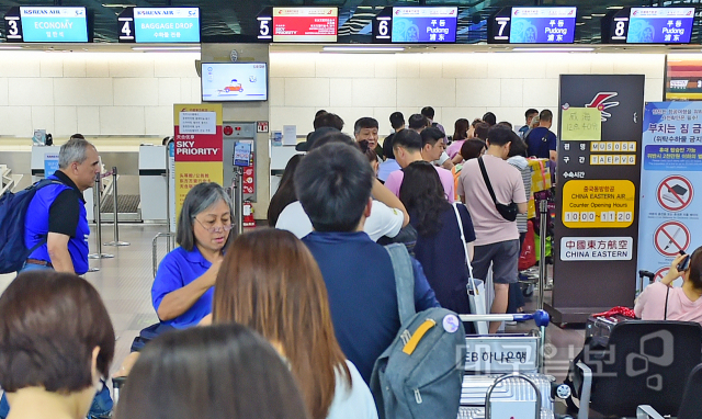 ▲ 해외로 여행을 떠나는 시민들로 붐비는 대구국제공항 국제선 출국장 모습. 대구일보DB.