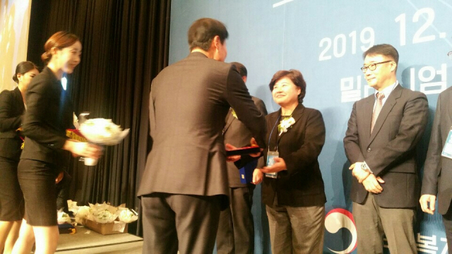 ▲ 김미경 김천의료원장(가운데)이 2019년 공공·응급의료 포럼에서 최우수기관상을 수상하고 있다.