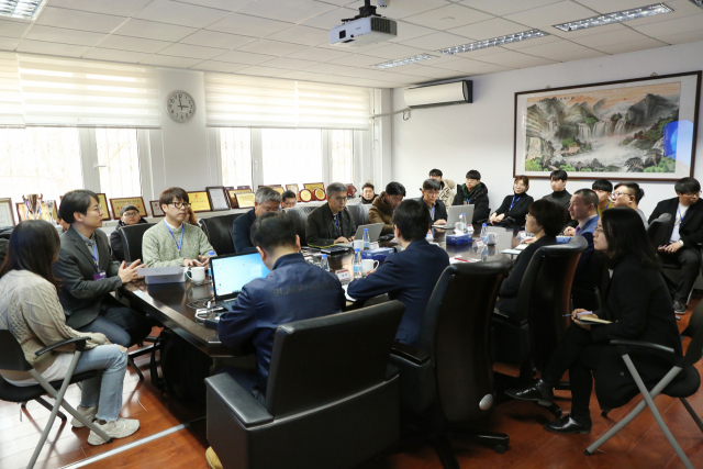 ▲ 대구대 방문단이 CCTV 홈쇼핑 관계자들과 중국 시장 진출에 대한 회의를 하고 있다.