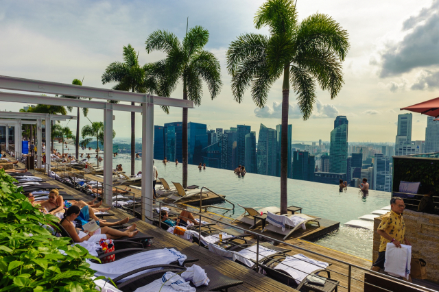 ▲ 싱가포르의 가장 유명한 관광지인 마리나 베이 샌즈(Marina Bay Sands)는 전 세계 어떤 도시도 흉내낼 수 없는 화려함과 환상적인 야경을 자랑한다. 200m 높이에 자리잡고 있는 샌즈 스카이파크는 싱가포르의 스카이라인을 360도 조망할 수 있다.