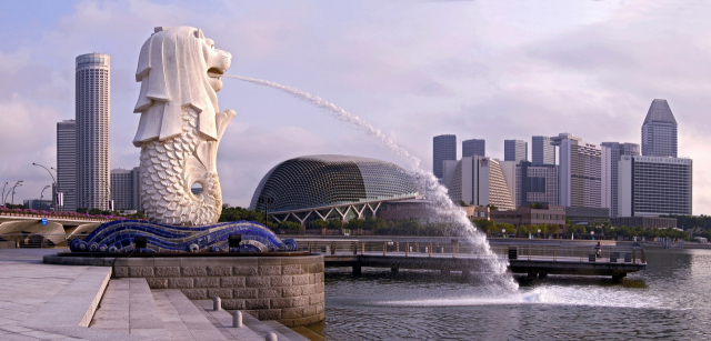 ▲ ‘멀 라이언 파크(Merlion Park)’는 싱가포르를 대표하는 공원이다. 멀 라이언은 얼굴은 사자, 몸은 물고기 형상을 한 상상의 동물로 싱가포르의 상징이다.