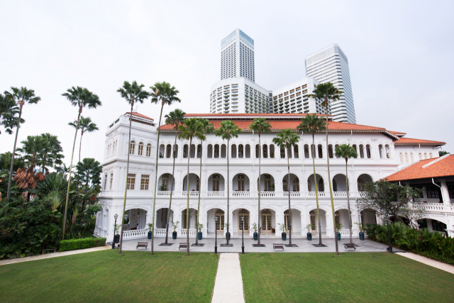 ▲ 래플즈 호텔(Raffles Hotel)은 싱가포르의 창건자인 스탬포드 래플즈 경 이름을 따른 호텔로 1887년 처음 문을 열었다. 싱가포르에서 가장 오랜 역사를 자랑하는 이 호텔은 전형적인 네오 르네상스 건축 양식에 높은 천장, 넓은 베란다 등 열대 지방에 알맞은 요소를 갖췄다.