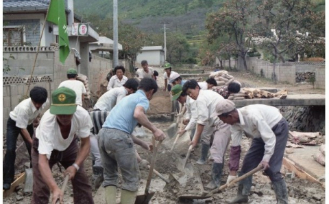 ▲ 1981년 신도마을 복개천 포장공사 중 장면. 손복수씨 제공