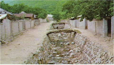 ▲ 1970년에 발행된 국토보존에 수록된 신도리 마을 사진. 손복수씨 제공