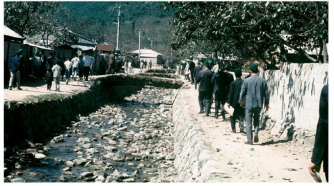 ▲ 1971년 전국새마을지도자들이 청도군 신도마을을 찾아 견학하는 장면. 손복수씨 제공