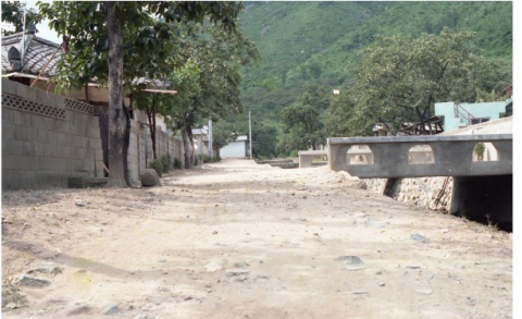 ▲ 1981년 신도마을 복개천 포장공사 전 장면. 손복수씨 제공