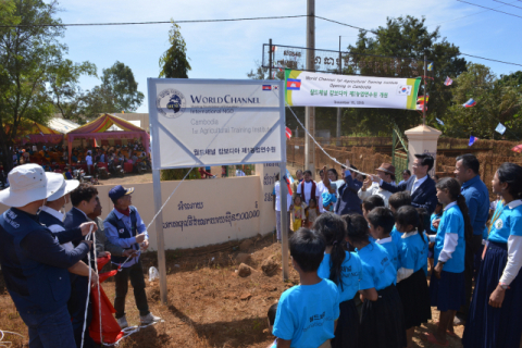 ▲ 청송군과 NGO 월드채널이 공동으로 캄보디아 깜뽕짬주에 농업연수원 개원식을 갖고 있다.