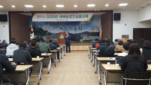 ▲ 박창석 경북도의원이 농업기술센터에서 열린 강소농 경영개선 역량강화 교육에 참석해 격려했다.