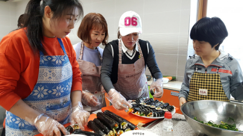 ▲ 경주시가 다문화가족 20여 명을 초청해 한국 전통음식 만들기 등 체험행사를 진행하고 있다. 결혼이주여성 참가자들이 김밥을 만들고 있다.
