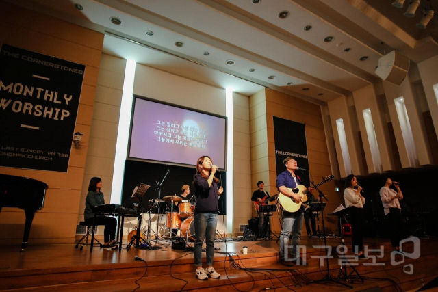 ▲ CCM 밴드 코너스톤스가 대구 동막교회에서 찬양예배를 진행하고 있는 모습.