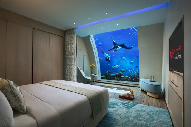 ▲ 시 아쿠아리움에는 아시아 최초이자 유일한 대형 아쿠아리움을 창으로 볼 수 있는 고급호텔이 있다. 고급호텔인 에쿠아리우스 호텔의 오션 스위트 침실은 단 11개로, 70여 종의 5만여 마리의 해양 생물을 감상하며 하룻밤을 보낼 수 있다.
