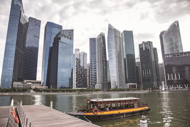 ▲ 싱가포르 리버크루즈는 보트키, 클락키, 로버트슨키 등 싱가포르의 여러 부두를 따라 늘어선 옛 상점과 현대 고층 건물이 어우러져 싱가포르의 과거와 현재를 동시에 관람할 수 있다.