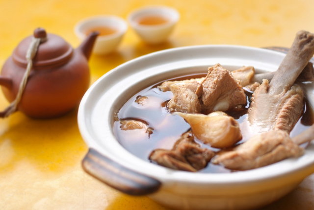 ▲ 바쿠테는 돼지고기 갈비탕으로, 과거 말레이시아에 정착한 중국인들이 저렴한 돼지고기를 이용해 만든 보양식이다.