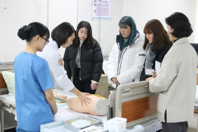 ▲ 경북보건대학교가 간호학 학사학위 프로그램에 대한 5년 인증을 획득했다. 간호학부 학생들이 실습을 하고 있다.