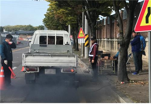 ▲ 대구시가 내년 7월부터 미세먼지 경보 발령시 운행하는 배출가스 5등급 차량에 대해 무인단속을 실시한다. 사진은 배출가스 단속 모습.