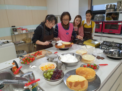 ▲ 영양군이 24일 농업기술센터에서 오전, 오후 2개 반으로 나눠 지역 내 결혼 이주여성 60여 명과 생활개선회가 참여하는 사랑의 크리스마스 케이크 만들기 행사를 개최했다. 참가자들이 케이크를 만들고 있다.