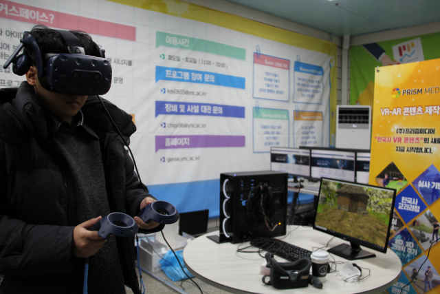 ▲ 영남이공대학교가 명덕역에 문을 연 메이커스텝 '지니' 에서 시민이 VR 기기를 이용한 가상현실을 체험 중이다.