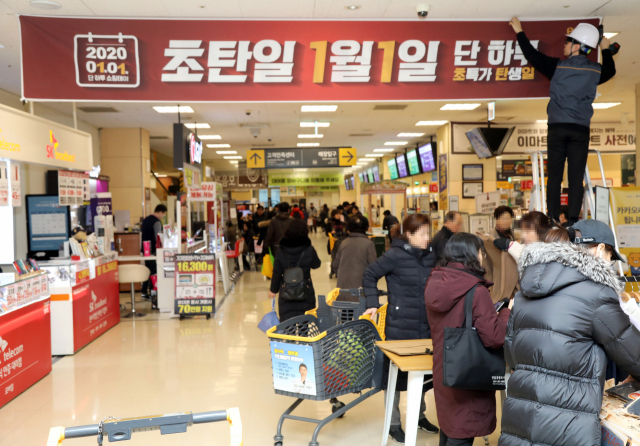 ▲ 이마트가 내년 1월1일 초대형 쇼핑이벤트 ‘초특가 탄생일’을 운영한다.