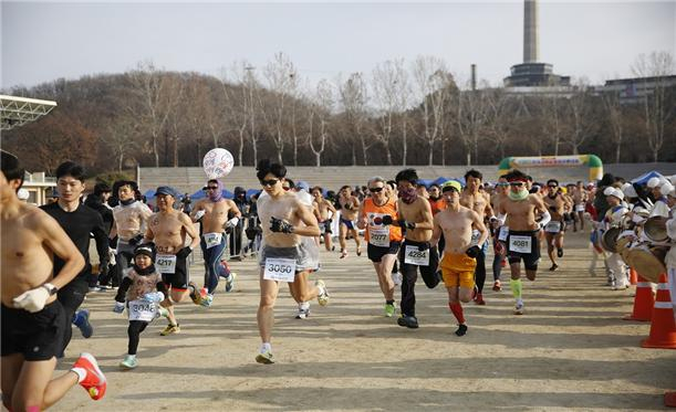 ▲ 지낸해 두류공원에서 열린 전국새해알몸마라톤대회에서 참가자들이 코스를 달리고 있다.