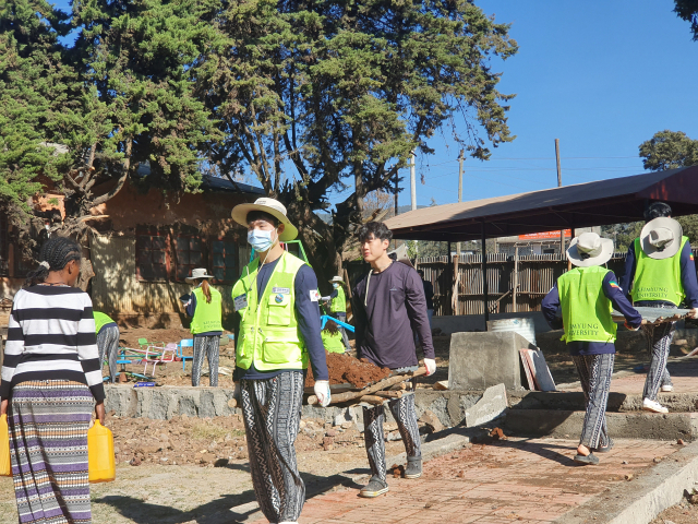 ▲ 계명대 해외봉사단이 에티오피아의 한 초등학교에서 환경정비에 나서고 있다.