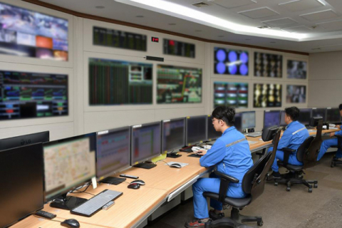 ▲ 포항제철소 지능형공장 통합운전실에서 직원들이 스마트 CCTV를 이용해 공정 작업 진행상황을 모니터링하고 있다.
