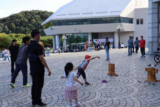 ▲ 대구문화예술회관이 설 연휴 동안 미술관을 무료 개방한다. 또 야외 마당에서는 시민들이 전통놀이를 체험할 수 있도록 했다.