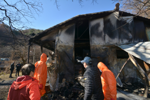 ▲ 상주소방서 소방관들이 농가주택 화재 진압을 하고 있는 모습.