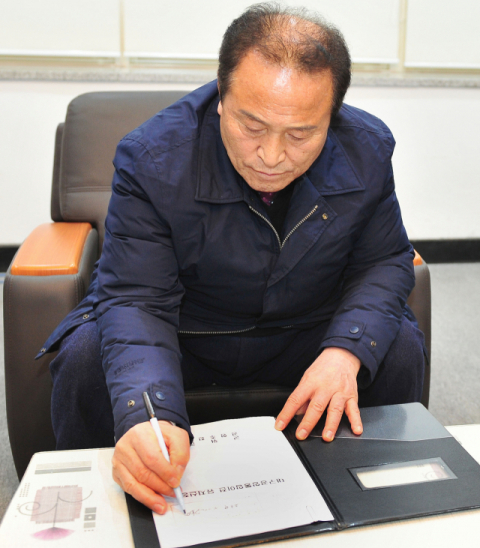 ▲ 김영만 군위군수가 국방부에 제출할 통합신공항 유치 신청서에 서명을 하고 있다.