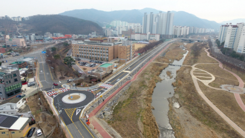 ▲ 경산시 삼남동 강변동로~상방동 백옥교를 연결하는 도시계획도로가 23일 개통됐다.