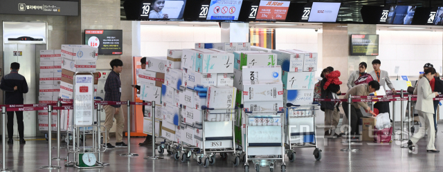 ▲ 한국공항공사는 설 연휴를 맞아 23일부터 27일까지 국내선 96만6천 명, 국제선 29만 명 등 총 125만6천여 명이 국내공항을 이용할 것으로 내다봤다. 23일 오전 대구공항 직원들이 여행객들이 많이 찾는 면세담배를 대량 입고하고 있다.
