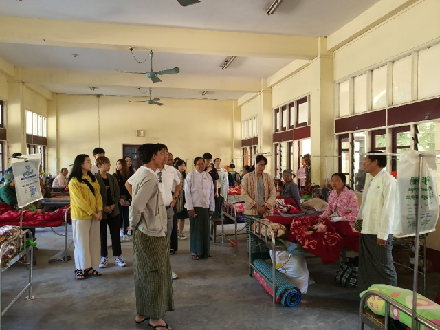 ▲ 대구한의대학교 학생들이 미얀마 전통의과대학교 병원을 둘러보고 있다.