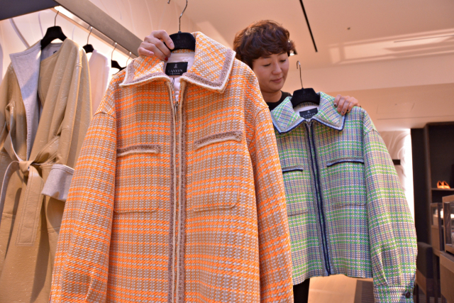 ▲ 대구백화점 프라자점 4층 여성복 브랜드 ‘랑방컬렉션’에서는 봄 시즌을 맞아 화사한 색감의 재킷을 선보이고 있다.
