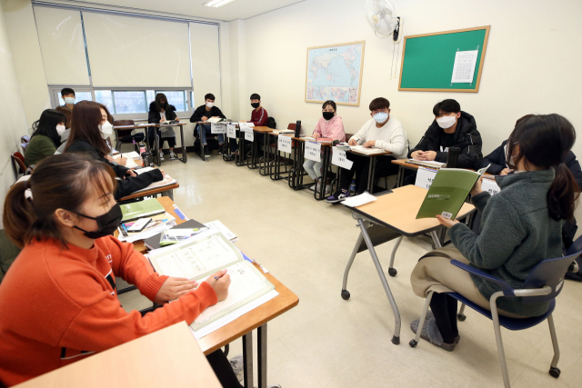 ▲ 계명대 한국어학당에서 외국인 유학생들이 마스크를 착용하고 수업을 받고 있다.