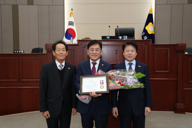 ▲ 구교강 성주군의회 의장이 2019년 지방의정봉사상을 수상하고 이병환(오른쪽) 성주군수, 김영래 부의장과 기념 촬영하고 있다.