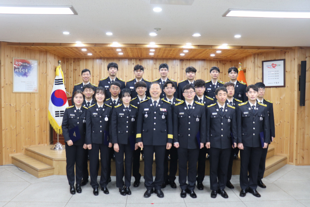 ▲ 울진소방서(서장 김진욱)는 지난 2일 신규 소방공무원 인사 발령자 20명에 대한 임명장 수여식을 가졌다.
