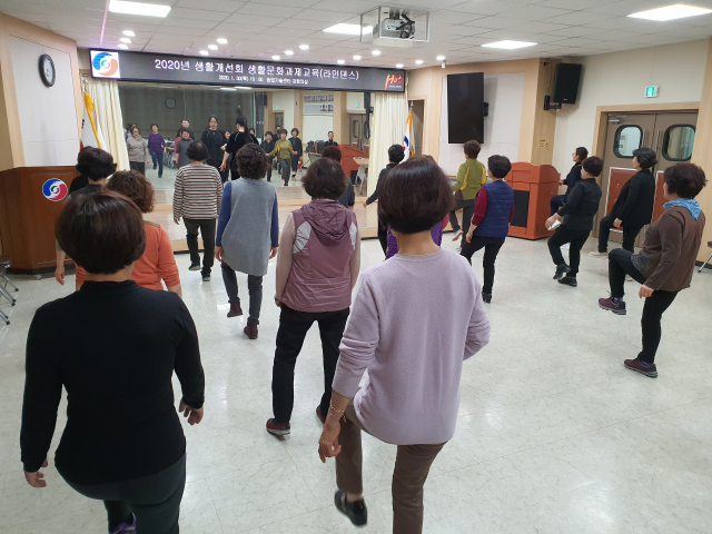 ▲ 영양군 농업기술센터가 오는 11월 말까지 매주 목요일 농기센터 대회의실에서 한국생활개선 영양연합회원 25명을 대상으로 ‘라인댄스’ 교육을 실시한다. 회원들이 라인댄스 동작을 배우고 있다.