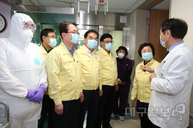 ▲ 12일 대구의료원을 찾은 대구시의회 문화복지위원들이 병원을 둘러보고 있다.