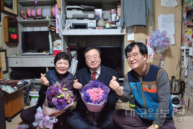 ▲ 강효상 의원이 화훼농가 사장과 꽃 선물 캠페인을 벌이고 있다.