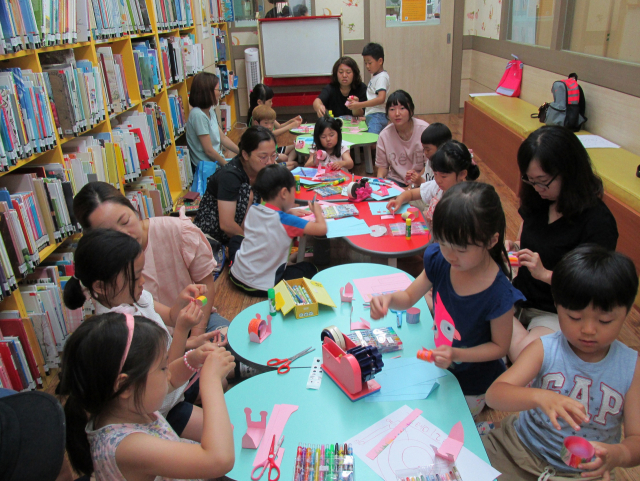 ▲ 대구 달성도서관이 지난해 진행한 어린이대상 평생교육 프로그램 모습.