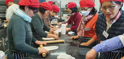 ▲ 상주시 농업기술센터가 다음달 17일까지 매주 한차례(화요일) ‘상주 쌀을 활용한 습식쌀빵 교육’을 실시한다. 올해 참가 농업인 15명이 식빵을 직접 만들고 있다.