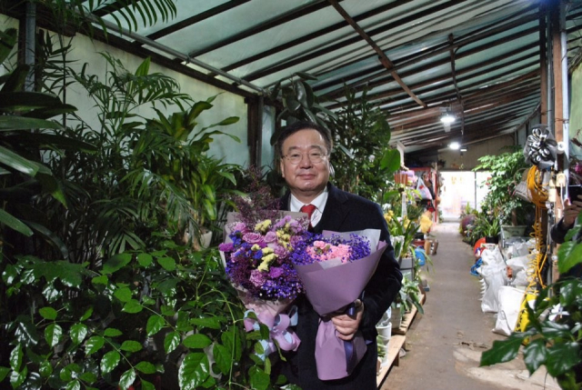 ▲ 강효상 의원이 지역 꽃화훼업계지원을 위해 꽃팔아주기 캠페인을 펼치고있다