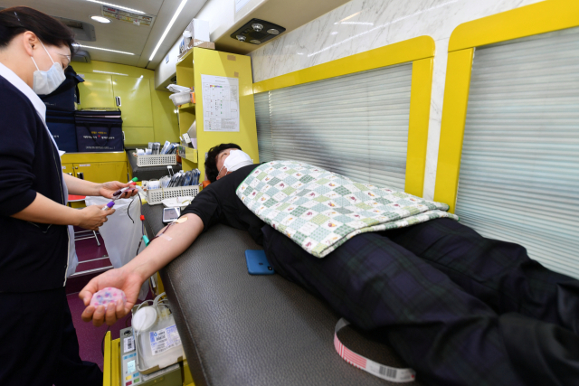 ▲ 경북도교육청 직원들이 코로나19 여파로 부족해진 혈액 수급을 위해 ‘생명나눔·사랑의 헌혈운동’을 펼쳤다.