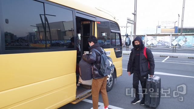 ▲ 지난 22일 대구에 도착한 중국 유학생들이 각 대학교로 이동하기 위해 대구시에서 준비한 버스를 타고 있다.