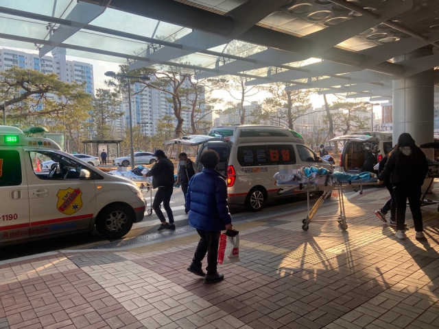 ▲ 대구동산병원 입원 환자가 계명대 동산병원으로 이송되는 모습.