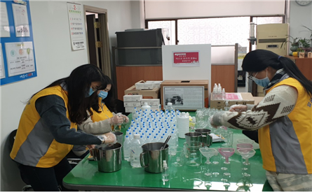 ▲ 대구동구자원봉사센터는 지역 내 어려운 주민들을 위해 손 소독제를 직접 제작해 전달했다.